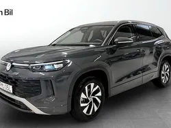 Grå (dolphin grey metallic) Ny 2025 VW Tayron Life SUV | 586 600 kr (Marknadspris)