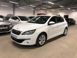 Vit Begagnad 2017 Peugeot 308 Active Halvkombi | 129 900 kr (Marknadspris)