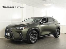 Grön Begagnad 2024 Lexus NX450h+ Business Edition SUV | 579 900 kr (Marknadspris)