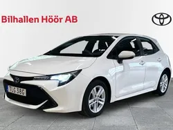 Vit Begagnad 2022 Toyota Corolla Hybrid Active Halvkombi | 229 900 kr (Marknadspris)