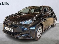 Svart Begagnad 2025 Toyota Yaris Hybrid Active Halvkombi | 239 900 kr (Marknadspris)