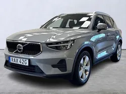 Grå Begagnad 2023 Volvo XC40 Core SUV | 349 900 kr (Marknadspris)