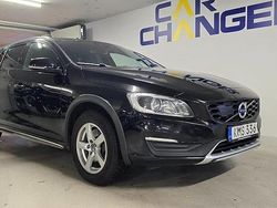 Svart Begagnad 2016 Volvo V60 CC Summum Kombi | 114 900 kr