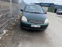 Grön Begagnad 2000 Toyota Yaris Halvkombi | 9 000 kr (Superpris)