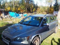 Grå Begagnad 2005 Volvo V50 Kinetic Kombi | 25 000 kr (Marknadspris)