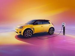 Gul (white) Ny 2025 Renault R5 Iconic Halvkombi | 409 900 kr (Marknadspris)
