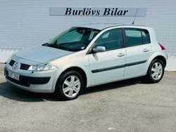 Ljusgrå Begagnad 2004 Renault Mégane II Halvkombi | 23 800 kr (Marknadspris)