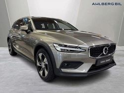 Grå Begagnad 2021 Volvo V60 CC SE Kombi | 339 500 kr (Marknadspris)