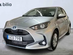 Silver Begagnad 2022 Toyota Yaris Hybrid Halvkombi | 214 900 kr (Marknadspris)