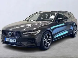 Grå Begagnad 2024 Volvo V60 Plus Kombi | 389 000 kr (Marknadspris)