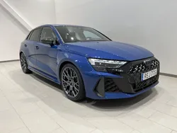 Blå (ascariblå metallic) Ny 2025 Audi RS3 Sportback Design Halvkombi | 789 000 kr (Marknadspris)