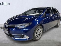 Mörkblå Begagnad 2016 Toyota Auris Executive Halvkombi | 139 900 kr (Marknadspris)