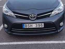 Grå Begagnad 2013 Toyota Verso Minibuss | 82 000 kr (Marknadspris)