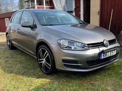 Grå Begagnad 2014 VW Golf VII Halvkombi | 89 900 kr (Marknadspris)