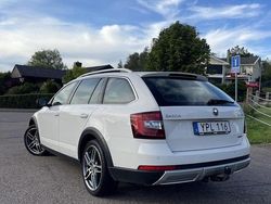 Vit Begagnad 2018 Skoda Octavia Scout Kombi | 177 000 kr (Marknadspris)