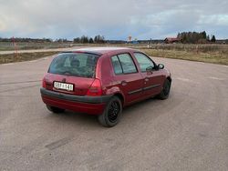 Begagnad 2001 Renault Clio II Halvkombi | 15 000 kr (Marknadspris)