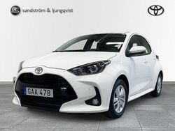 Vit Begagnad 2024 Toyota Yaris Hybrid Active Halvkombi | 249 000 kr (Marknadspris)