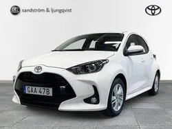 Vit Begagnad 2024 Toyota Yaris Hybrid Active Halvkombi | 249 000 kr (Marknadspris)