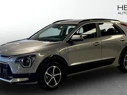Grå (grey) Ny 2025 Kia Niro SUV | 336 000 kr (Bra pris)