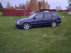 Blå Begagnad 2001 Toyota Avensis Kombi | 10 000 kr (Superpris)