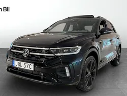 Svart (deep black pearl) Ny 2025 VW T-Roc R-line SUV | 399 900 kr (Marknadspris)