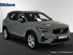 Grå Begagnad 2023 Volvo XC40 Core SUV | 349 900 kr (Marknadspris)