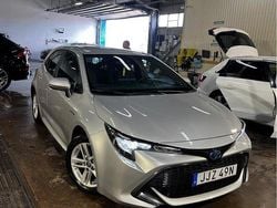 Silver Begagnad 2021 Toyota Corolla Hybrid Halvkombi | 229 900 kr (Marknadspris)