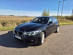 Svart Begagnad 2016 BMW 118 Advantage Halvkombi | 119 000 kr (Marknadspris)