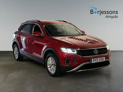 Mörkröd (röd) Begagnad 2023 VW T-Roc Life SUV | 239 900 kr (Marknadspris)