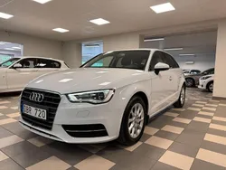 Vit Begagnad 2013 Audi A3 Sportback Attraction Halvkombi | 137 800 kr (Marknadspris)