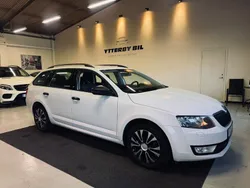 Vit Begagnad 2015 Skoda Octavia Kombi | 149 900 kr (Marknadspris)