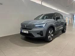 Grå Begagnad 2022 Volvo XC40 Plus SUV | 359 500 kr