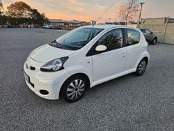 Vit Begagnad 2012 Toyota Aygo Halvkombi | 34 900 kr (Marknadspris)