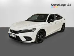 Sonic grey metallic Ny 2024 Honda Civic Hybrid Halvkombi | 400 400 kr (Dyr)