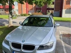 Grå Begagnad 2012 BMW 320 Comfort Edition Kombi | 97 900 kr (Superpris)
