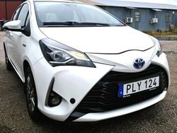 Vit Begagnad 2017 Toyota Yaris Hybrid Active Halvkombi | 148 000 kr (Marknadspris)