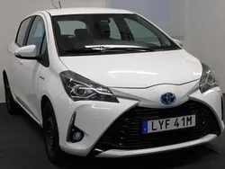 Vit Begagnad 2019 Toyota Yaris Hybrid Active Halvkombi | 129 800 kr (Marknadspris)