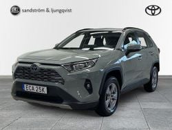 Grön Begagnad 2024 Toyota RAV4 Hybrid Active SUV | 439 000 kr (Marknadspris)