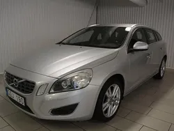 Ljusgrå (grå) Begagnad 2013 Volvo V60 Summum Kombi | 89 000 kr (Marknadspris)