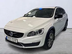 Vit Begagnad 2018 Volvo V60 CC Standard Kombi | 185 000 kr (Marknadspris)