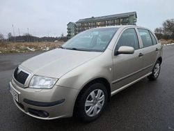 Brun Begagnad 2005 Skoda Fabia Halvkombi | 21 000 kr (Marknadspris)