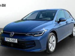 Mörkblå Begagnad 2024 VW Golf VIII Halvkombi | 299 900 kr (Bra pris)