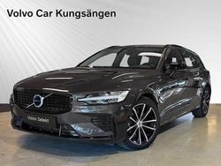 Grå Begagnad 2024 Volvo V60 Plus Kombi | 469 900 kr (Marknadspris)