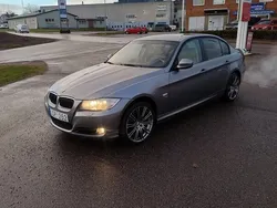 Grå Begagnad 2011 BMW 320 Comfort Edition Sedan | 97 900 kr (Marknadspris)