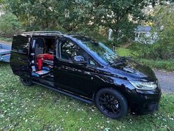 Svart Begagnad 2023 VW Caddy Maxi Black Edition Minibuss | 359 000 kr