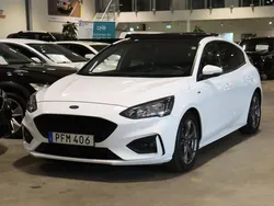 Vit Begagnad 2018 Ford Focus ST-Line Halvkombi | 149 900 kr (Marknadspris)