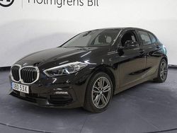 Svart Begagnad 2022 BMW 118 Sport Line Halvkombi | 224 500 kr (Marknadspris)