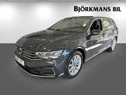 Mörkgrå (mgrå) Begagnad 2021 VW Passat GTE Kombi | 289 900 kr (Marknadspris)