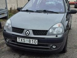 Grå Begagnad 2003 Renault Clio II Expression Halvkombi | 15 000 kr (Marknadspris)