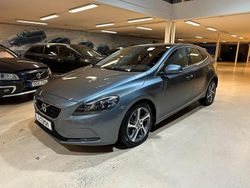 Grå Begagnad 2016 Volvo V40 Summum Kombi | 184 900 kr (Marknadspris)